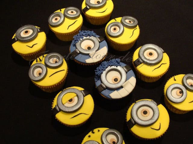 Minion cup cakes