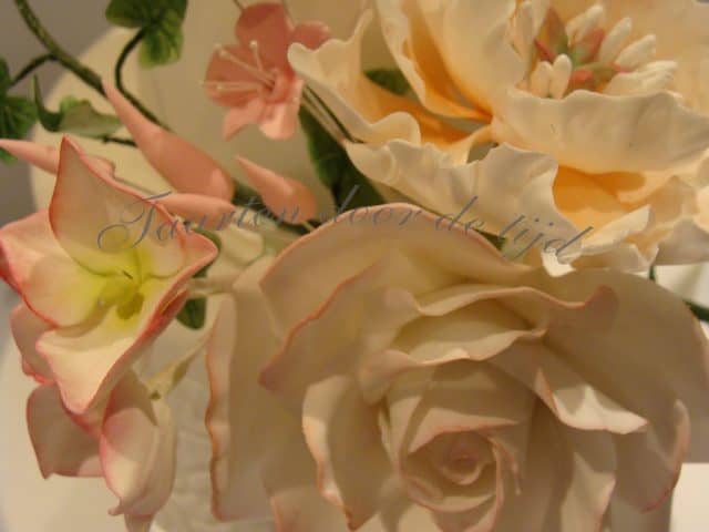 Bloemen trouwtaart detail